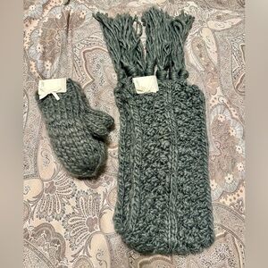 Scarf and Mitten Set, NWT, Women’s Gray, Warm and Cozy
